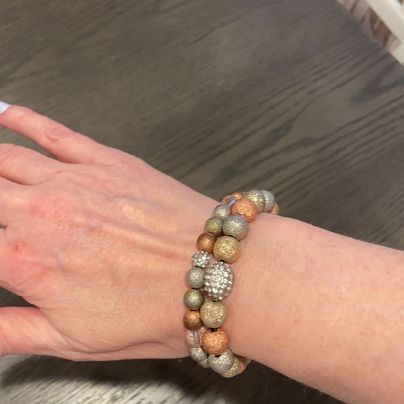 Set of two Guy & Eva stretch bracelets. - Picture 2 of 2